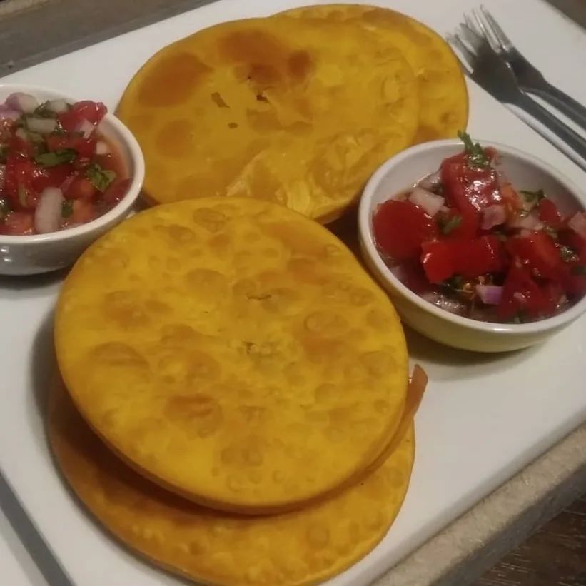 Sopaipillas con Pebre